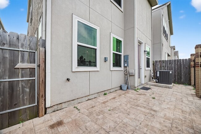 Building Photo - 9816 Magnolia Village Ln