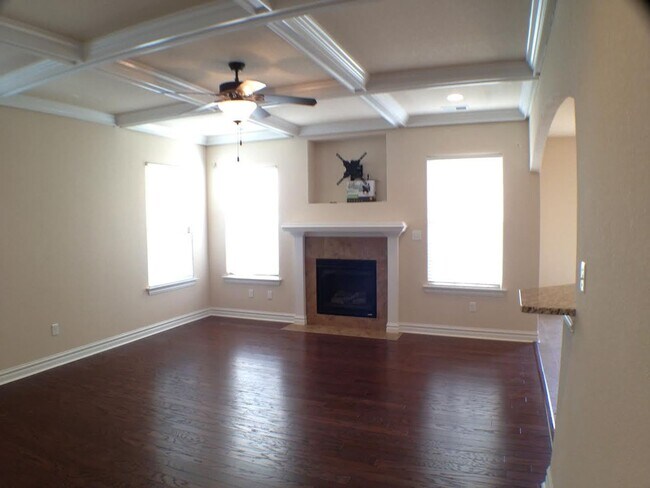 Building Photo - Spacious 4-bedroom, 3-bathroom home in Che...