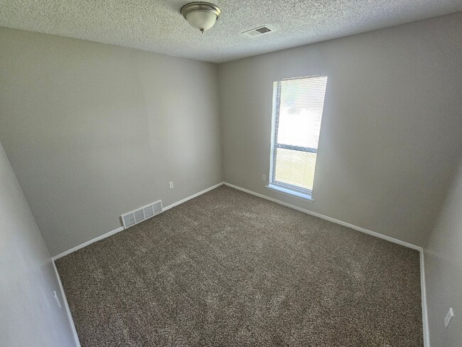 Building Photo - PREMIUM RENTAL! 3BR/2BA | Stone Fireplace & Hardwoods | Fenced Yard!