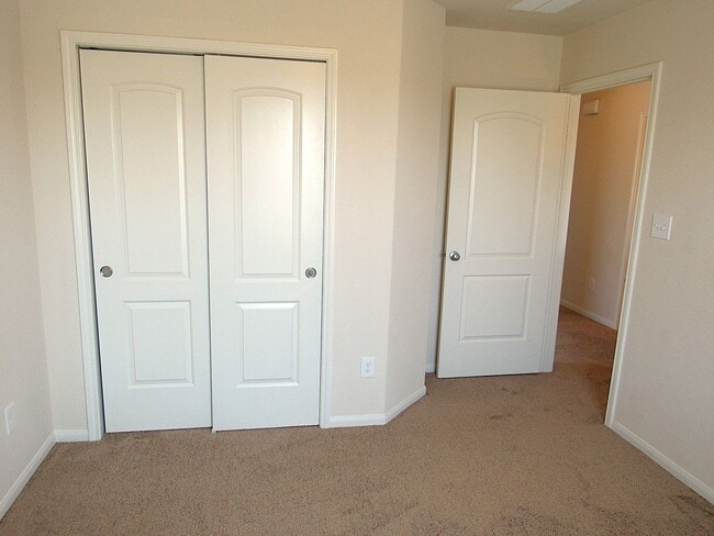 Building Photo - Spacious, Modern and Conveniently Located ...