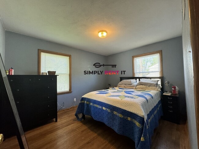 Building Photo - 3 Bedroom Downtown, Ames with Hardwood Floors