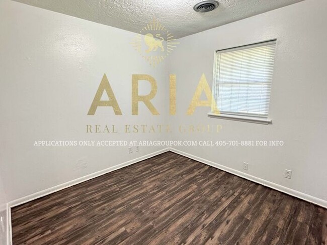 Building Photo - 4 Bed/1.5 Bath Single Family Home Availabl...