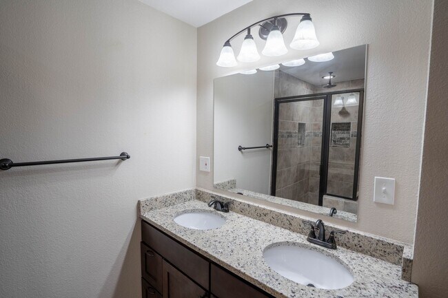 Building Photo - 4 Bed | 3 Bath in Central Tulsa!