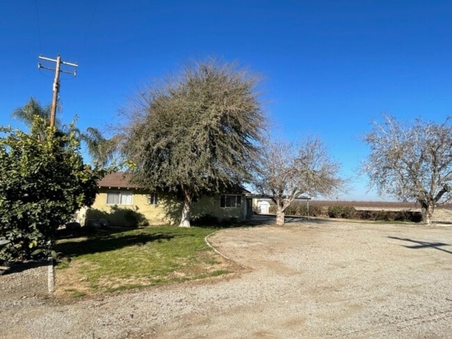 Building Photo - Farm House Living MOVE IN SPECIAL