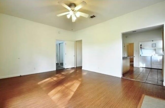 Building Photo - 4 Bedroom With Fenced Yard and Off-Street ...