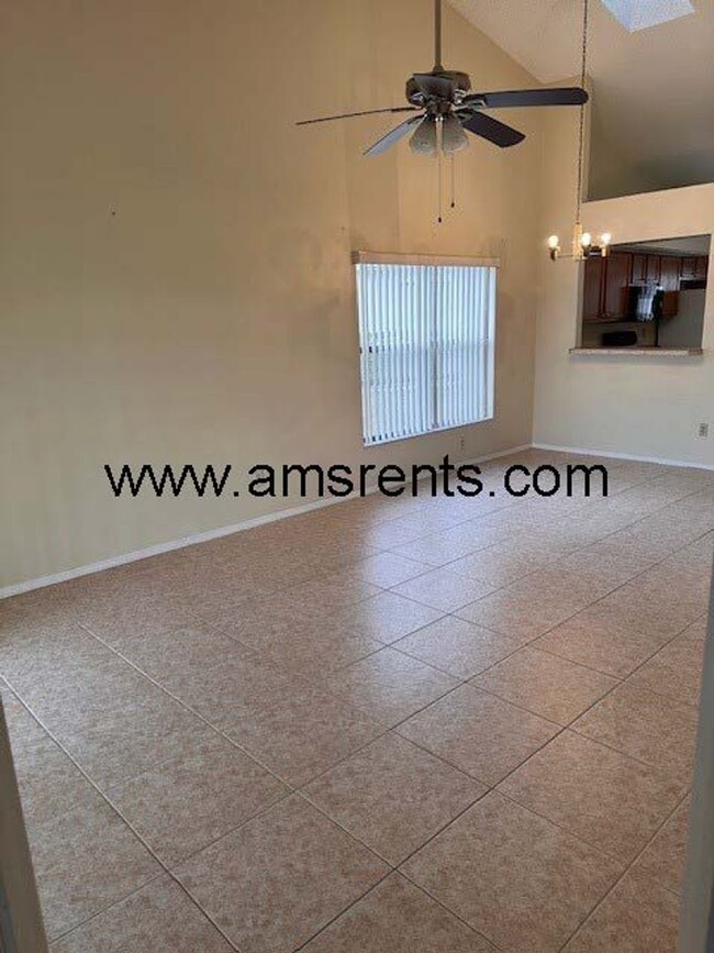 Building Photo - 3 bedroom Townhouse in Orlando