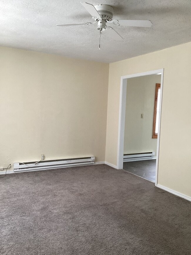 Building Photo - Fresh and Brightly Updated 2 Bedroom!  Pets welcome!