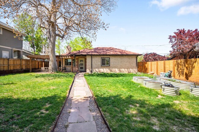 Building Photo - 2BD, 2BA South Denver Home with Bonus Room...