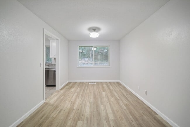 Building Photo - Classic rambler has 3 bedrooms, 1.75 baths, North Thurston School District