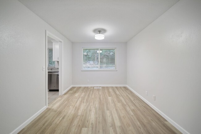 Building Photo - Classic rambler has 3 bedrooms, 1.75 baths...