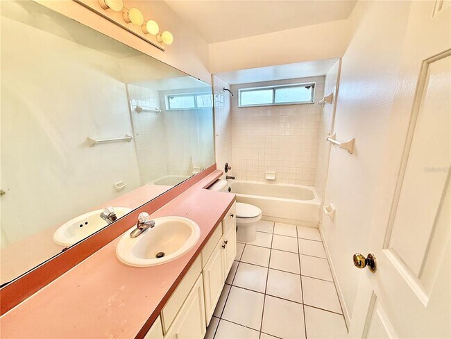 Building Photo - 3237 Fairfield Dr