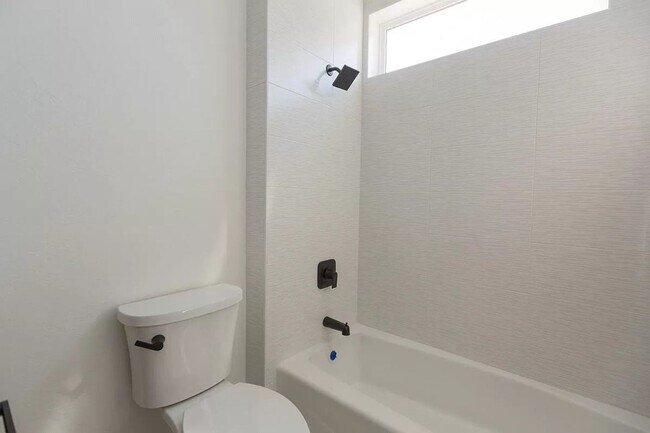 Building Photo - Luxury Townhome in Quiet Neighborhood