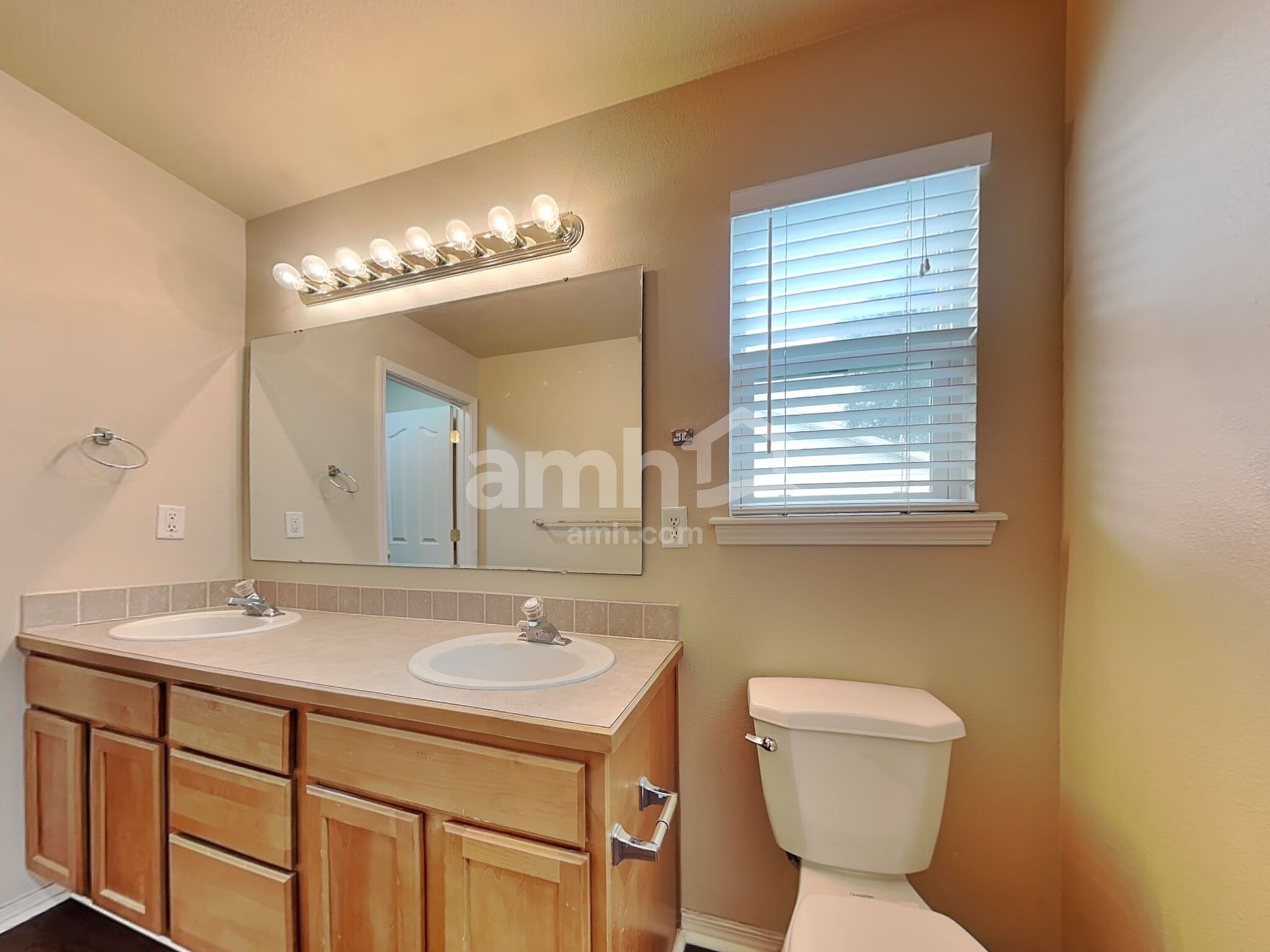 Building Photo - 868 Red Fern Dr