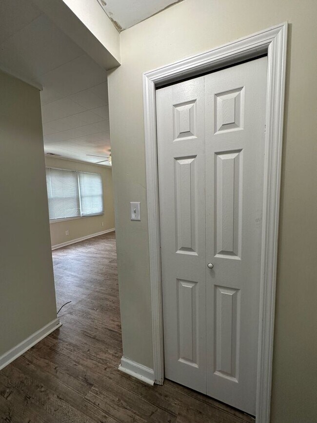 Building Photo - 1528 Redwood Dr