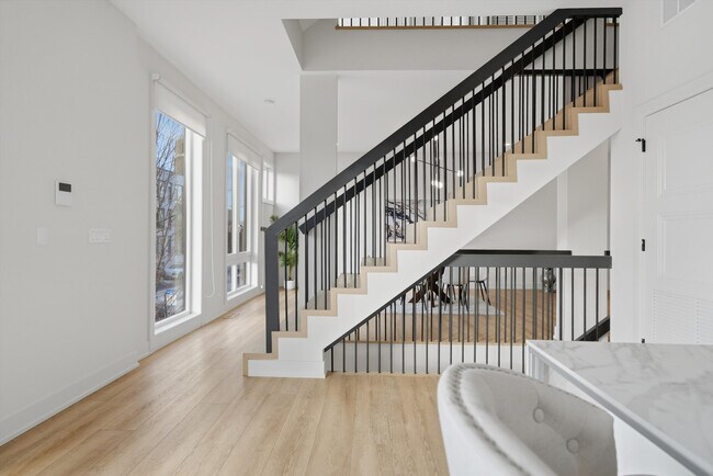 Building Photo - 4256 W Belmont Ave