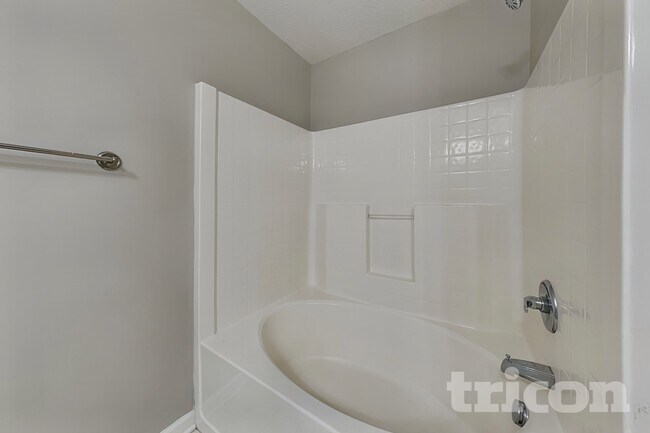 Building Photo - 2124 Sylvan Lake Dr