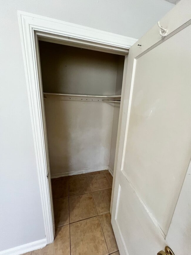 Building Photo - 2 BEDROOM 1 BATH SINGLE FAMILY HOME WITH A SEPARATE DEN (POSSIBLE 3RD BEDROOM)