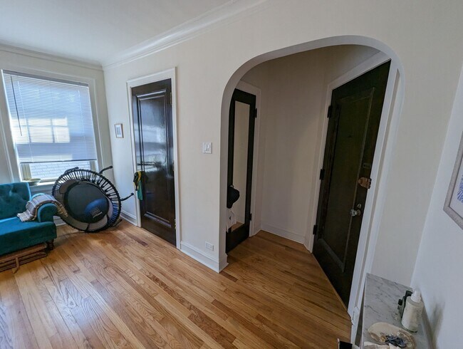Building Photo - Spacious 1 BR - New Renovation Near the La...