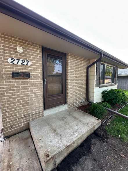 Primary Photo - 2727 S 83rd Pl
