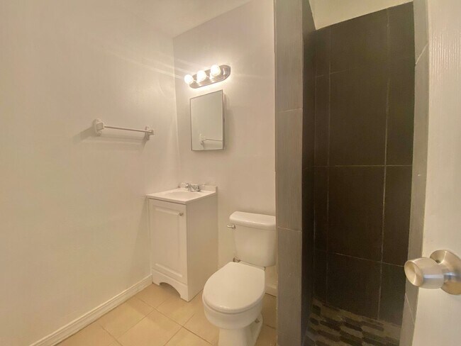 Building Photo - Now available and rent ready -  3 bed 2 bath near Clapp Park