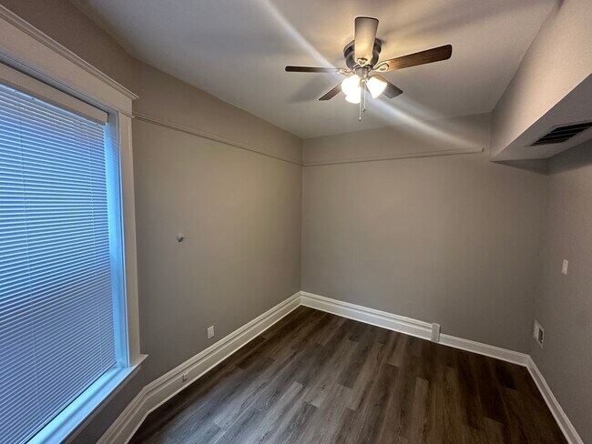 Building Photo - 6426 S Ingleside Ave