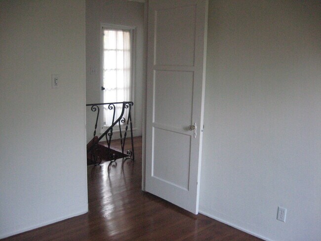 Building Photo - 2407 W Silver Lake Dr