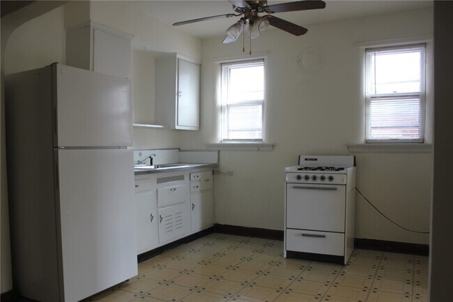 Building Photo - 5021 Oleatha Ave