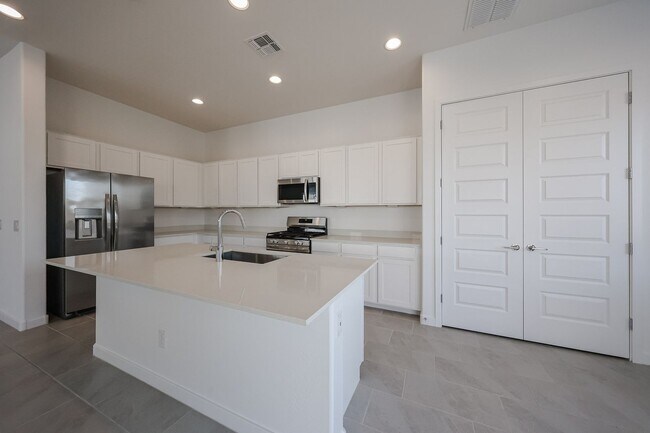 Building Photo - Beautiful 4 bedroom plus den home in Aloravita
