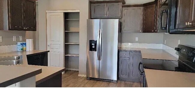 Building Photo - 544 SE Casting St