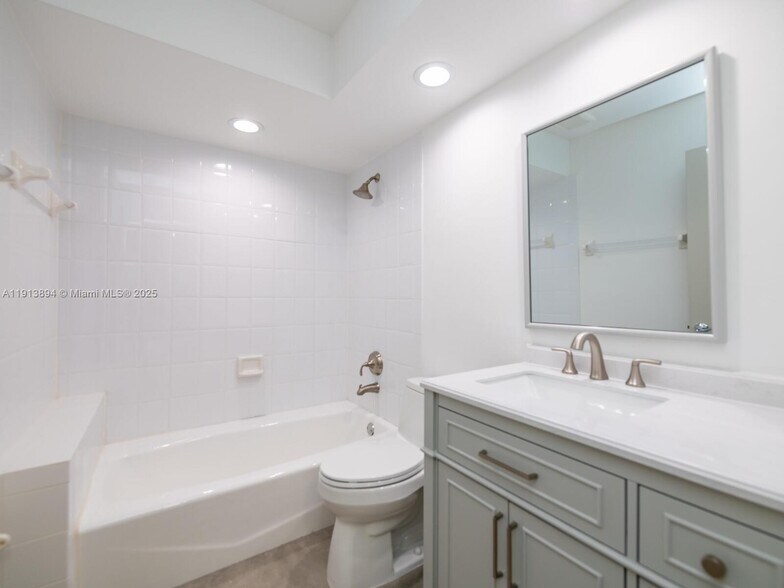 Building Photo - 20729 NE 32nd Ave