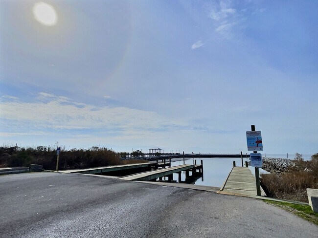 Building Photo - Fully Furnished 2 BD/2 BA Retreat on the B...