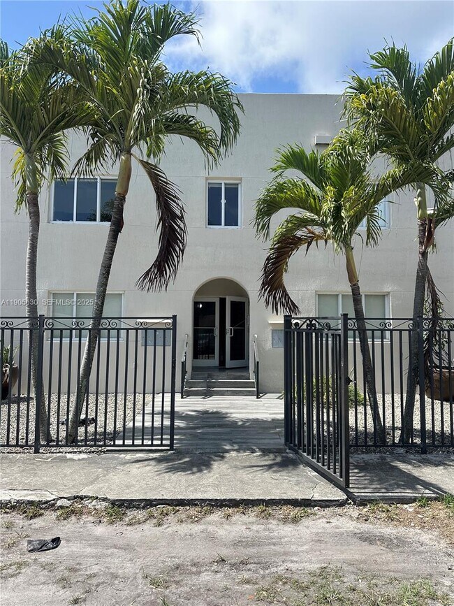 Building Photo - 2500 NE 192 St