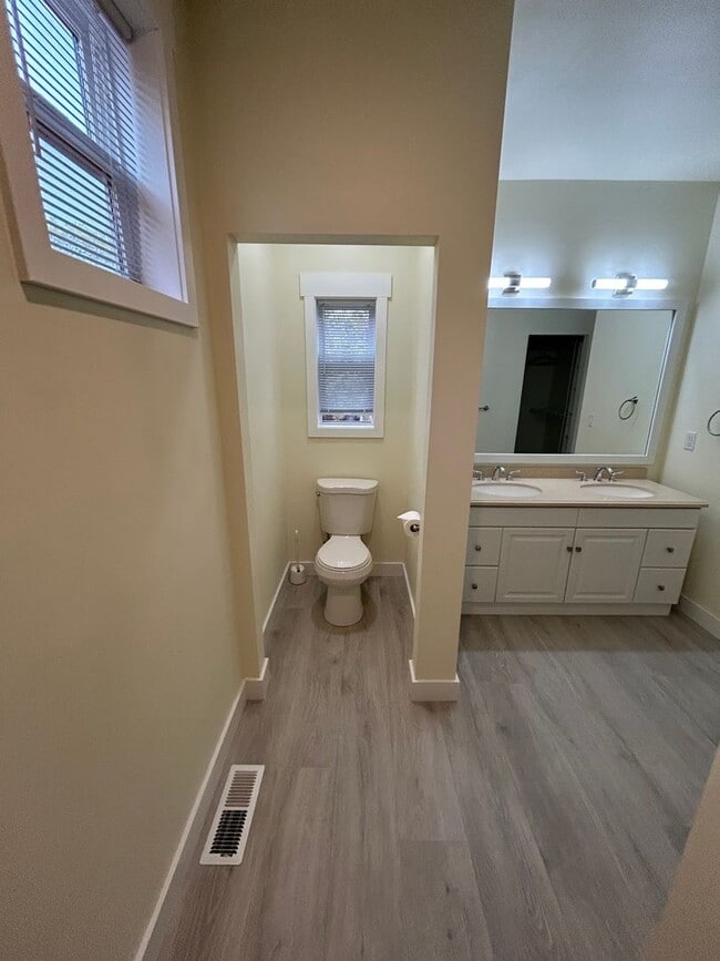 Building Photo - 2 Bedroom | 2 Bathroom Upstairs Duplex