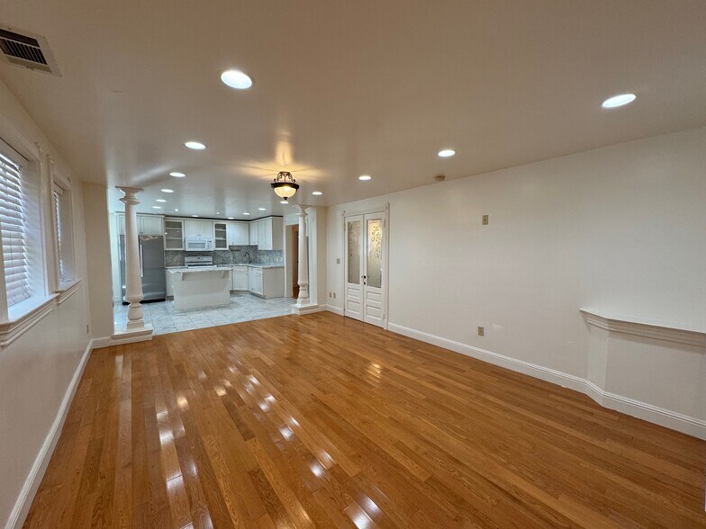 Building Photo - 2112 Santa Clara Ave