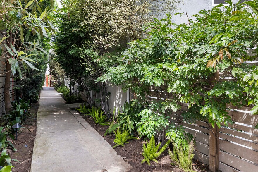 Building Photo - 617 6th Ave