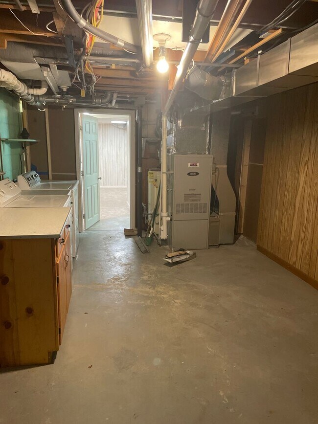 Building Photo - 4 BR 3 BA house on corner lot