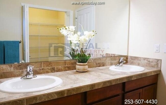 Building Photo - Gorgeous 4 Bedroom! Upgrades Galore!