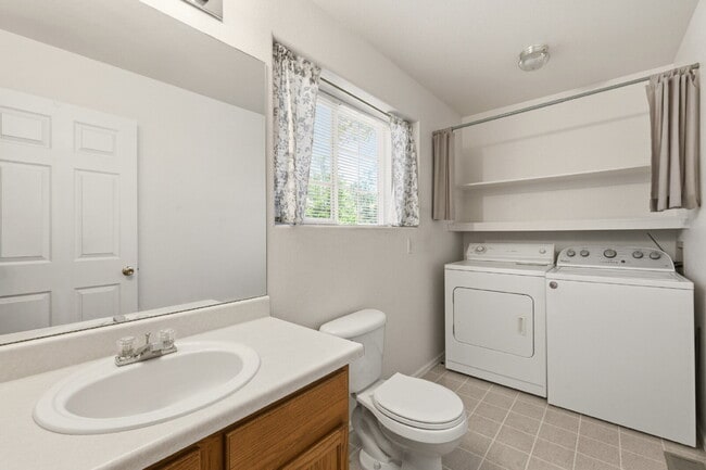 Building Photo - Very Nice 2 Bedroom, 2 1/2 Bath Townhome in Quail Run! Community Pool & Tennis Courts! Minutes To...