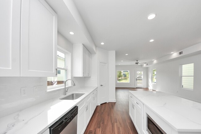 Building Photo - 611 E 39th St