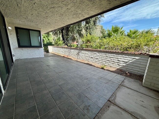 Building Photo - Wonderful Townhome in SE Vegas.