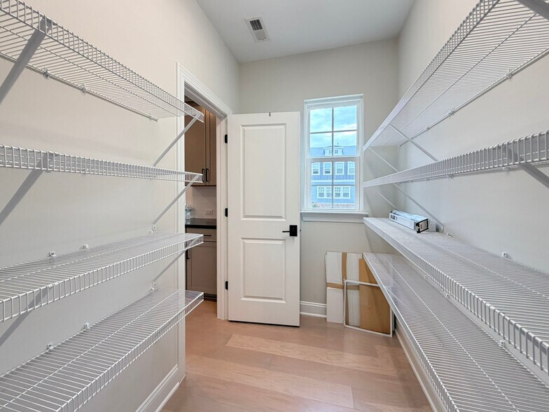 Building Photo - 829 Amley Pl