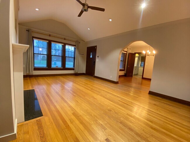 Building Photo - 2 Bedroom 2 Bathroom plus Bonus Room with ALL Appliances Included