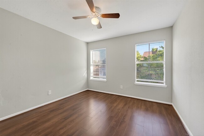 Building Photo - 8646 Maplecrest Dr