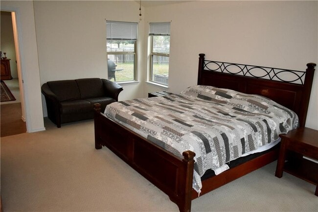 Building Photo - 201 Leather Oak Loop