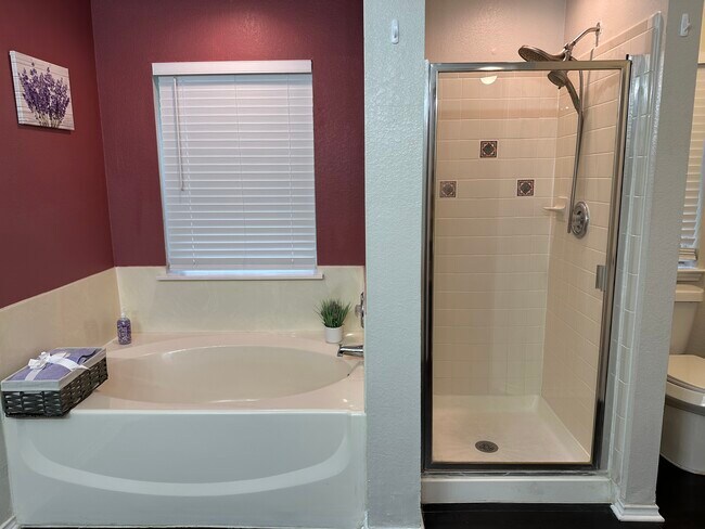 Building Photo - 900 Hollow Trail Ct