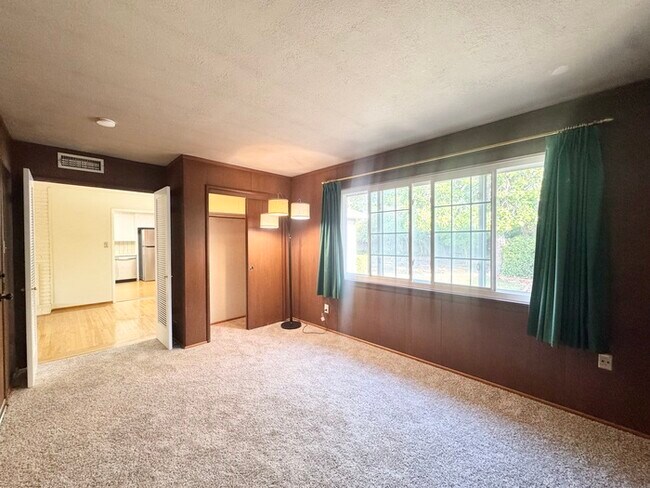 Building Photo - Stunning 3-bedroom, 2-bathroom home with a bonus room/office!