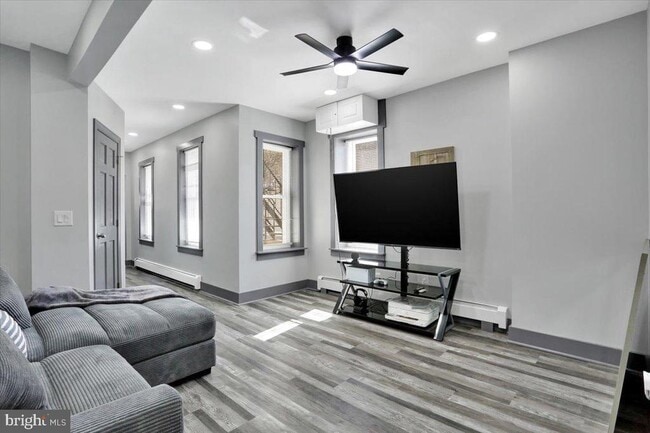 Building Photo - 553 Wunder St
