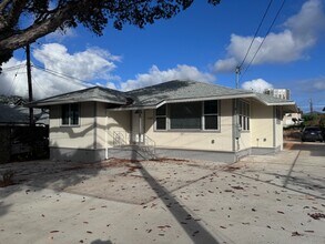 Building Photo - Renovated with split AC in Kaimuki
