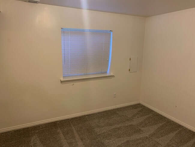 Building Photo - Lovely twinhome for rent.