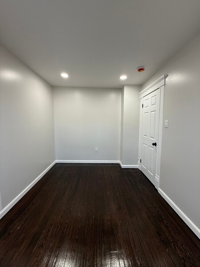 Building Photo - 438 Neville St